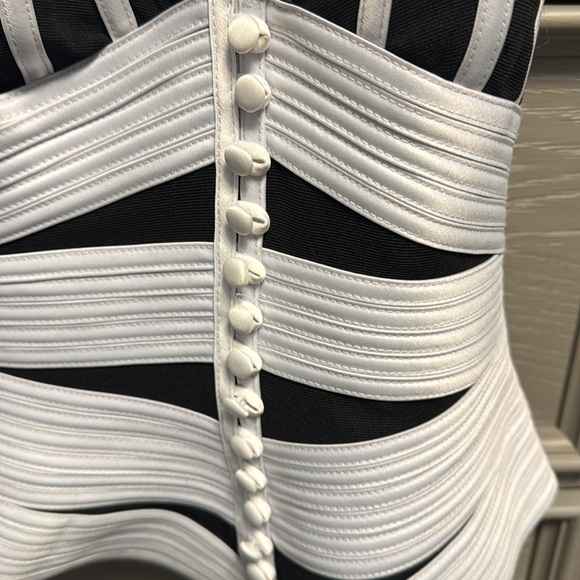 Beautiful cache ladies tank top size 2. Never worn. - Picture 2 of 6